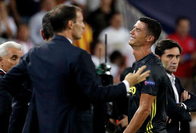 Ronaldo &#34;côn đồ&#34; ăn thẻ đỏ cúp C1: Bật khóc tức tưởi như trẻ con - 7