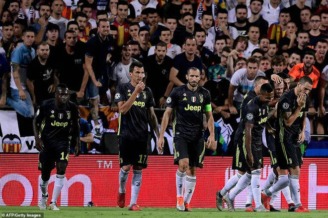 Ronaldo xơi thẻ đỏ rơi lệ : Juventus vượt khó 61 phút hạ Valencia - 11