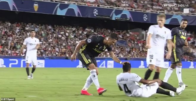 Ronaldo xơi thẻ đỏ rơi lệ : Juventus vượt khó 61 phút hạ Valencia - 5