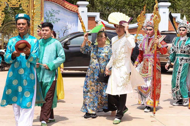 Trước đó, vào buổi trưa cùng ngày, Hoài Linh đã cùng các đồng nghiệp ăn vận chỉnh tề để làm lễ dâng hương Tổ nghề.