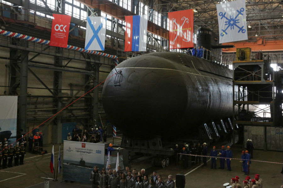 Cận cảnh Nga hạ thủy tàu ngầm tàng hình 2.700 tấn &#34;vượt trội hơn cả&#34; - 1
