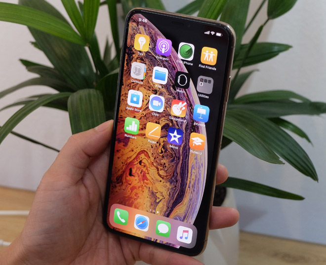 Xem iPhone đầu tiên lọt thỏm trong &#34;lòng&#34; iPhone Xs Max - 1