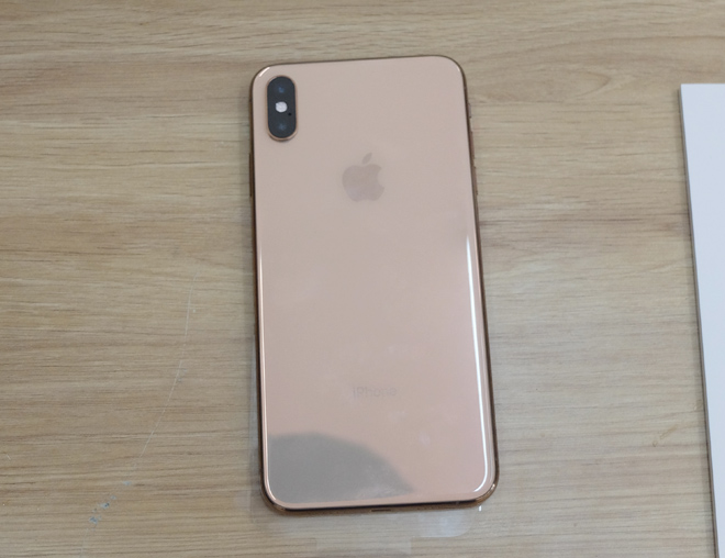 Xem iPhone đầu tiên lọt thỏm trong &#34;lòng&#34; iPhone Xs Max - 9