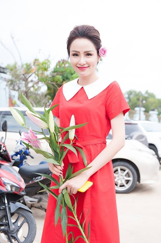 Rút kinh nghiệm từ các năm trước, nhiều người đẹp trong showbiz Việt đã chú ý hơn tới việc lựa chọn trang phục. Hầu hết các mỹ nhân đều chọn đồ giản dị, tinh tế như áo sơ mi, quần jeans, váy kín cổ. Hoa hậu Diễm Hương khoe nhan sắc rạng rỡ với bộ váy đỏ thanh lịch.