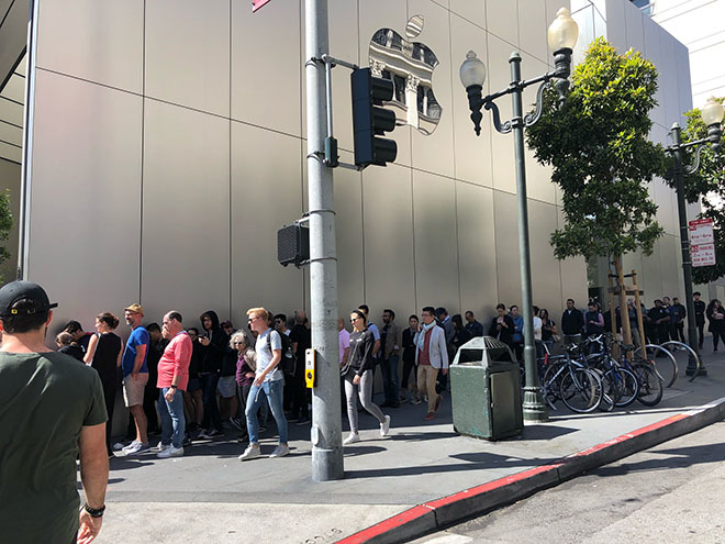 Apple Store tê liệt ngày mở bán, nhiều người không thể mua iPhone mới - 1