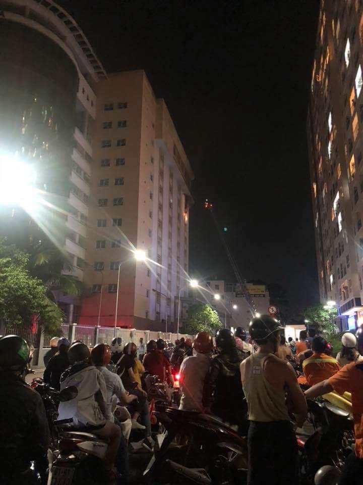 Tòa nhà ở Sài Gòn bốc cháy dữ dội trong đêm, người dân hoảng hốt tháo chạy - 1