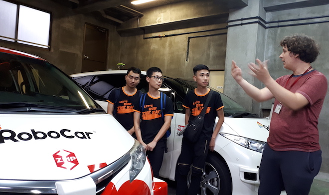 Clip sinh viên Việt sang Nhật đi thử xe tự lái trên đường phố - 1