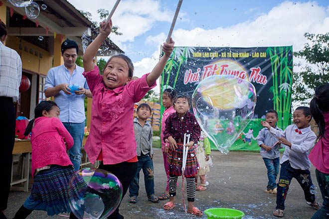 MC Phan Anh cùng vợ vượt hơn 300 km mang trung thu đến trẻ em vùng cao - 1