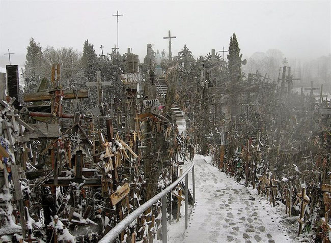 The Hill of Crosses, Lithuania: Ngọn đồi này có hàng trăm và hàng ngàn cây thánh giá của mọi người từ khắp nơi trên thế giới ghé thăm và để lại một cây thánh giá để hoàn thành ước muốn của họ.