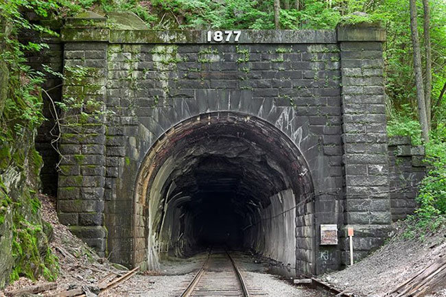 Đường hầm Screaming, Niagara Falls, Ontario, Canada: Đi qua đường hầm này vào một đêm đen tối bạn sẽ biết tại sao điều này được gọi là 'đường hầm la hét'!