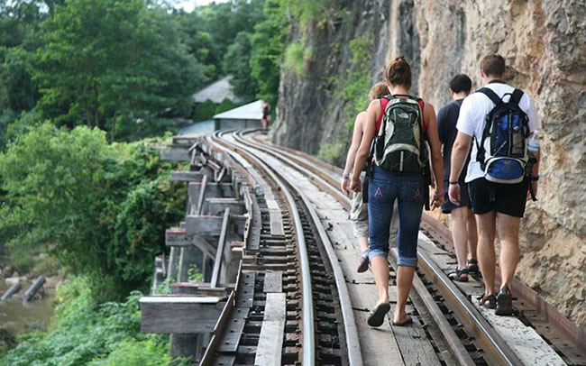 The Death Railway, Thái Lan: Trong khi xây dựng cây cầu đường sắt này qua sông Kwai, hàng ngàn nô lệ bị chết do điều kiện không vệ sinh, bệnh sốt rét và các bệnh dịch khác. Cho đến nay, cây cầu này bị ám bởi những hồn ma.