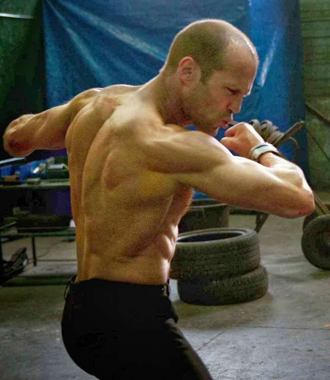 Jason Statham khởi động khoảng 10 phút bằng bài tập với máy tập chèo thuyền &#40;Rowing Machine&#41;. Động tác này tác động vào các nhóm cơ tay, ngực, bụng.