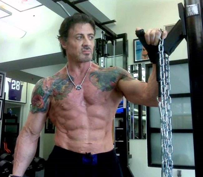 Stallone miệt mài tập gym hàng chục năm trời để có được hình thể vạm vỡ như ngày hôm nay. Dù đã ngoài 70 nhưng anh vẫn không bỏ thói quen đến phòng tập mỗi ngày.&nbsp;