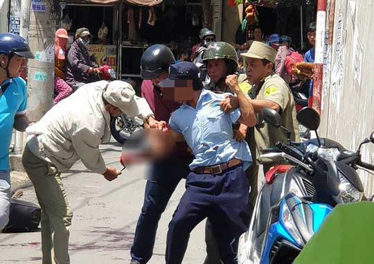 Bảo vệ ngồi giữa chợ dùng dao tự sát - 1