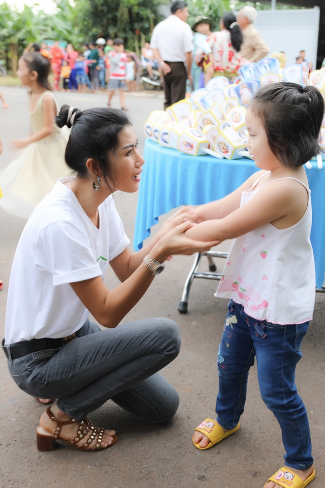 Trang Lạ, Paris Vũ cùng già làng làm thiện nguyện Trung thu - 7