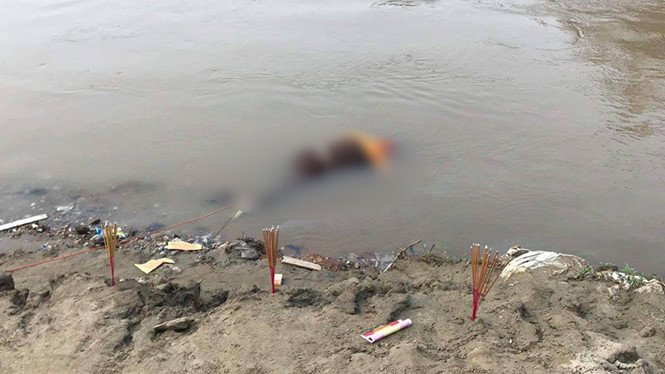 Làm lễ cúng bên bờ sông, nam thầy cúng bị trượt chân tử vong - 1