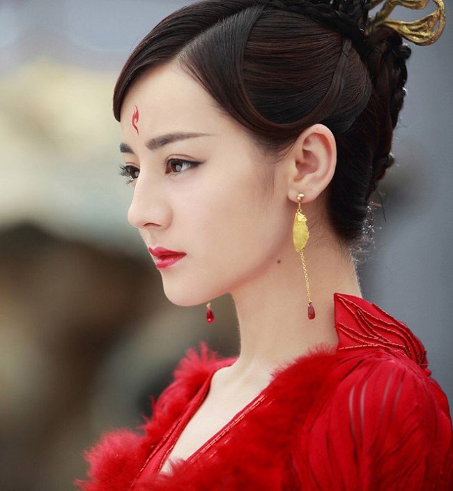Cư dân mạng cho rằng Địch Lệ Nhiệt Ba đang dần soán ngôi nữ hoàng giải trí của Phạm Băng Băng. 