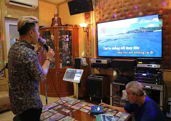 Bên cạnh dàn mic không dây, phòng karaoke của Akira Phan có 2 mic đứng. Mỗi mic có giá 15 triệu đồng, mua từ Mỹ. 