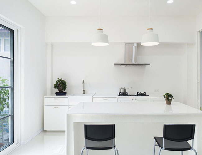 Bàn ăn vuông màu trắng giúp cho những căn bếp nhỏ hẹp thêm phần rộng rãi