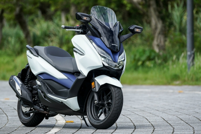 2018 Honda NSS300 sử dụng hệ thống treo thấp hơn, giúp tăng cường ổn định của xe. Hệ thống HSTC sẽ tăng cường độ an toàn cho NSS300.