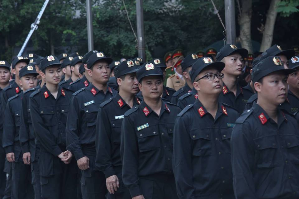 Người dân, học sinh xếp hàng vào viếng Chủ tịch nước Trần Đại Quang - 9