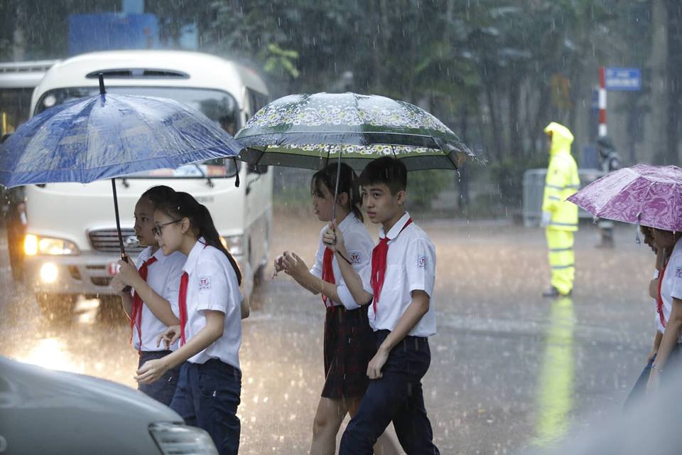 Người dân, học sinh xếp hàng vào viếng Chủ tịch nước Trần Đại Quang - 14