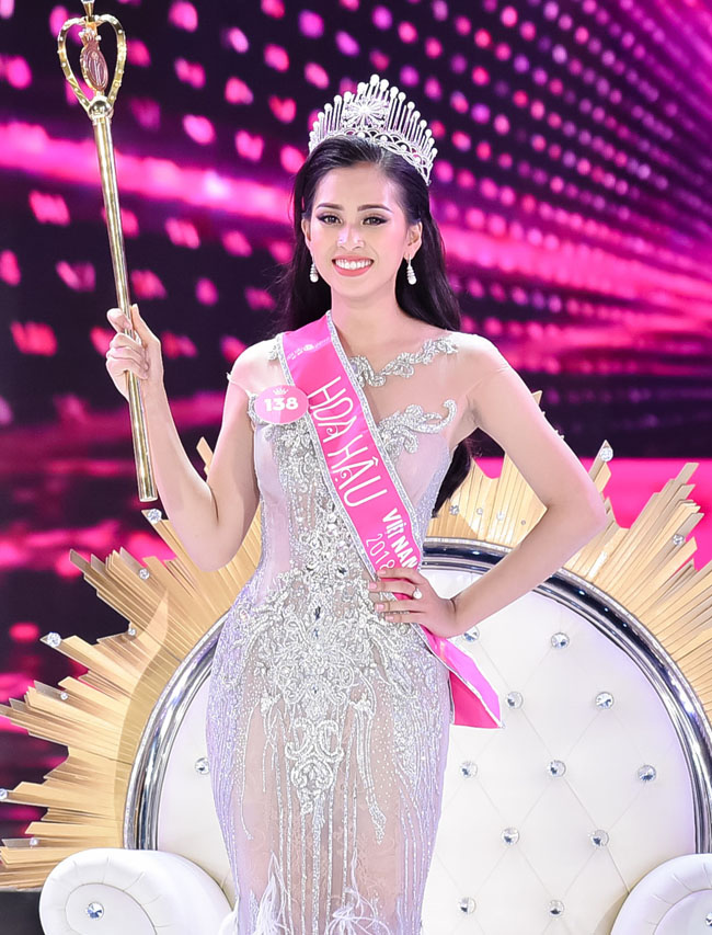 2. Trần Tiểu Vy sinh năm 2000 tại Quảng Nam, vừa đăng quang Hoa hậu Việt Nam 2018. Năm nay cô tròn 18 tuổi. 