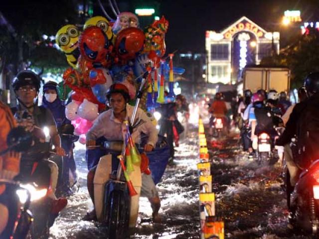 Đường ngập như sông, kẹt xe kinh hoàng sau cơn mưa ở Sài Gòn