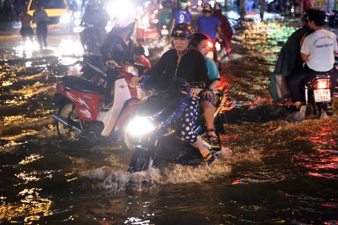 Đường ngập như sông, kẹt xe kinh hoàng sau cơn mưa ở Sài Gòn - 1