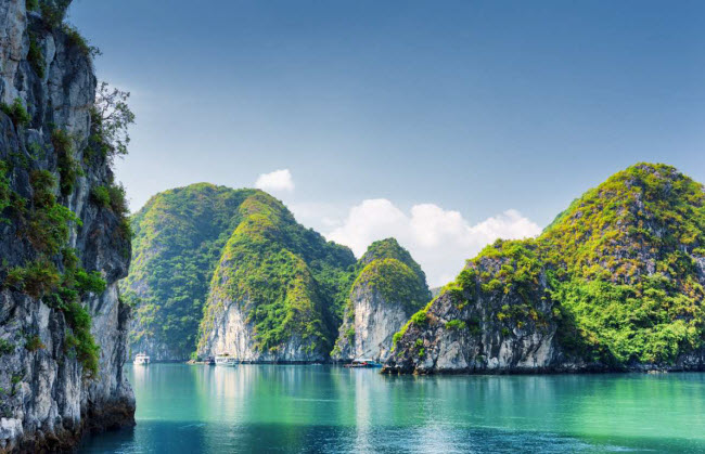 Vịnh Hạ Long: Thắng cảnh ở Việt Nam đã được UNESCO công nhận là di sản thế giới vào năm 1993 nhờ có phong cảnh tuyệt đẹp. Vịnh Hạ Long nổi tiếng với hàng trăm hòn đảo đá vôi cùng vô số hang động đẹp.