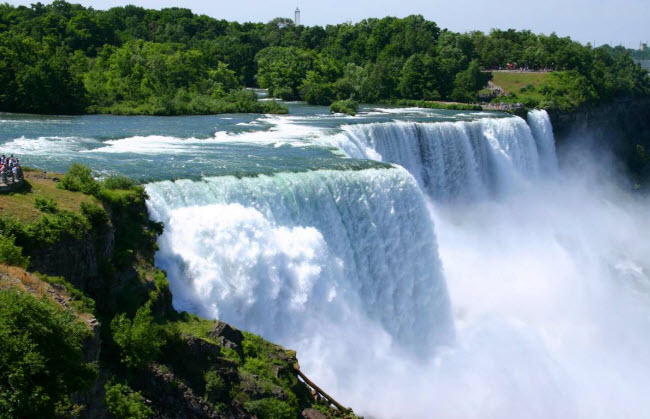 Thác Niagara: Nằm dọc biên giới giữa Canada và Mỹ, thác Niagara kết nối hồ Erie với hồ Ontario. Du khách tới đây để chiêm ngưỡng vẻ hùng vĩ  và dòng nước chảy cực lớn của thác.