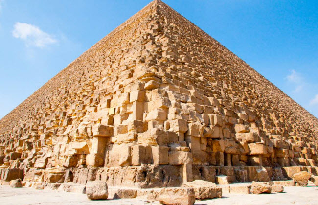 Kim tự tháp Giza: Hành trình đi dọc sông Nile để khám phá các kim tự tháp cổ ở Ai Cập là niềm mơ ước của nhiều du khách. Nằm tại thành phố  Giza, kim tự tháp Giza được xây dựng cách đây 4.500 năm và là một trong 7 kỳ quan của thế giới.