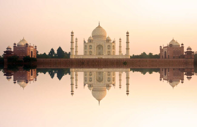 Đền Taj Mahal: Được xây dựng theo yêu cầu của hoàng đế Mughal để tưởng niệm người vợ của ông, ngồi đên bằng đá cẩm thạch ở Agra, Ấn Độ, thực sự là một kiệt tác kiến trúc và nghệ thuât. Hàng triệu du khách đã tới Ấn Độ hằng năm để chiêm ngưỡng công trình này.