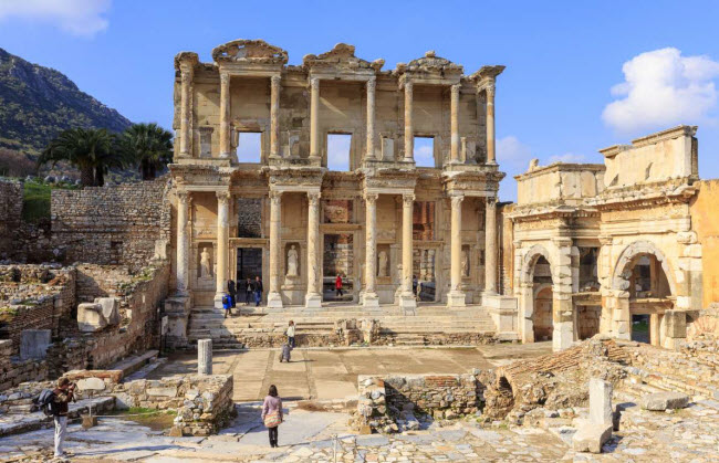 Đền Artemis: Ngôi đền từ thời Hi Lạp cổ ở thành phố Ephesus, Thổ Nhĩ Kỳ, đã trở thành phế tích nhưng nó vẫn có giá trị lịch sử và trở thành địa điểm du lịch hấp dẫn.