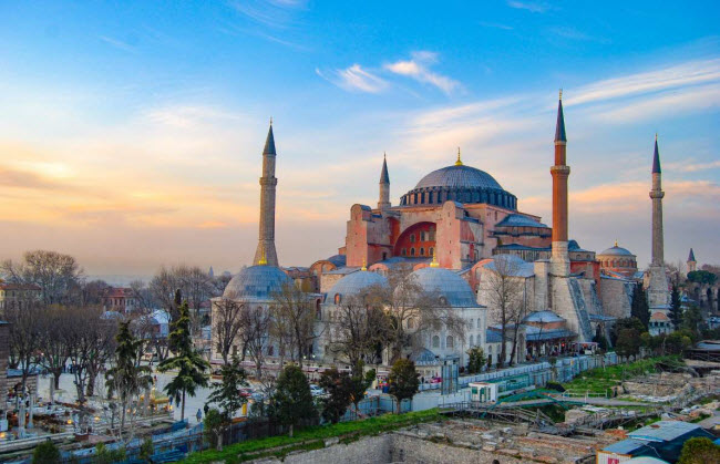 Vương cung thánh đường Hagia Sophia: Công trình tôn giáo ở thành phố Istanbul, Thổ Nhĩ Kỳ, được xây dựng từ thế kỷ thứ 4. Ban đầu, nó có chức năng như là một nhà thờ Chính thống giáo Đông phương trước khi trở thành nhà Hồi giáo và cuối cùng được chuyển thành bảo tàng vào năm 1934.