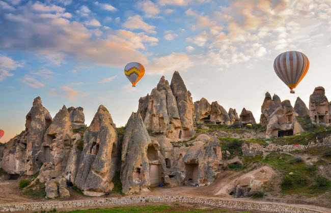 Thung lũng Cappadocia: Nằm ở vùng Anatolia của Thổ Nhĩ Kỳ, thung lũng Cappadocia nổi tiếng với hàng ngàn cột đá chóp nhọn như ống khói trong truyện cổ tích, có người còn gọi khu vực này là &#34;thung lũng nấm&#34;. Du khách có thể chiêm ngưỡng khung cảnh ngoạn mục này từ trên khinh khí cầu.