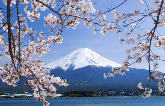 Núi Phú Sĩ: Đây là một trong những biểu tượng nổi tiếng nhất của Nhật Bản. Ngọn núi với đỉnh phủ đầy tuyết trắng được coi là “nơi linh thiêng và nguồn cảm hứng nghệ thuật”.
