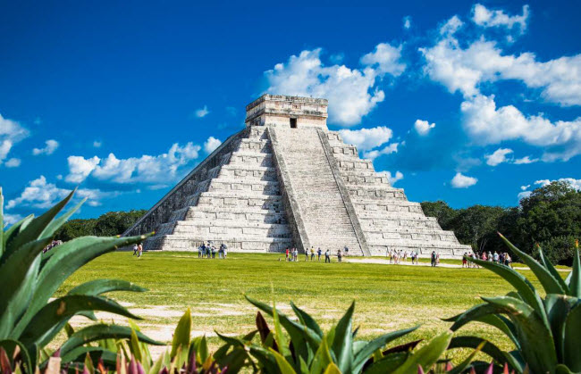 Thành phố cổ Chichen Itza: Thành phố cổ của người Maya được xây dựng trên bán đảo &nbsp;Yucatan, Mexico. Hằng năm, hàng nghìn du khách tới đây để chiêm ngưỡng các công trình kiến trúc độc đáo như kim tự tháp Kukulkan.