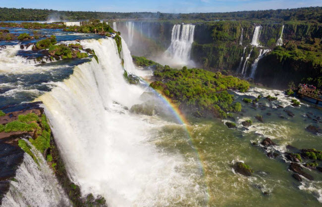 Thác Iguazu: Thắng cảnh nằm trong rừng nhiệt đới trên đường biên giới giữa Brazil và Argentina. Thác bao gồm hơn 275 tầng khách nhau và có lưu lượng nước chảy rất mạnh. Du khách có thể tiến gần cách thác chỉ vài mét.