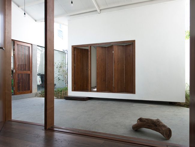 Các cánh cửa được làm bằng hệ lam gỗ, giúp lưu thông gió và ánh sáng tốt hơn.