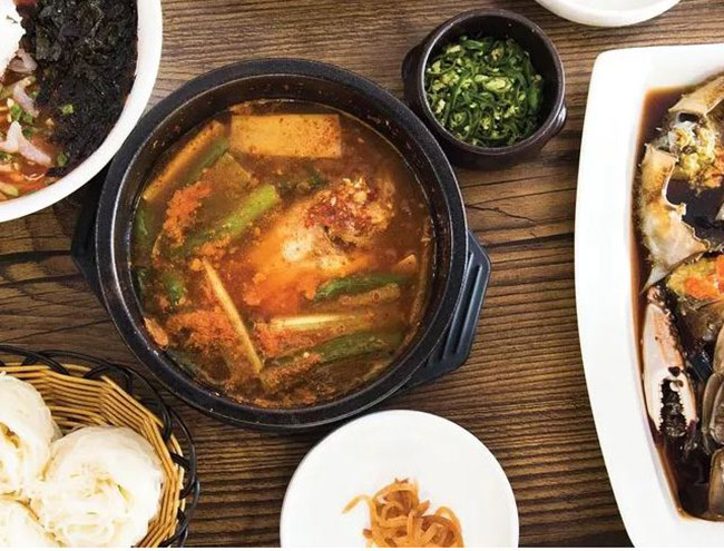 Mì Doenjang Jjigae: Đầu bếp Hooni Kim phải mất đến một năm để hoàn thành công thức riêng cho món hầm Hàn Quốc này. Mì Gochujang có thêm một lớp nước tương &#40;đậu nành lên men&#41; khiến mùi vị của nước dùng càng thêm tinh tế.