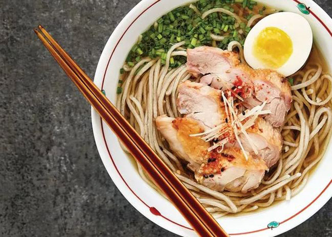 Mì Soba: Gồm mì gạo, thịt gà hoặc thịt heo và một nửa quả trứng. Món mì này rất hấp dẫn thực khách.