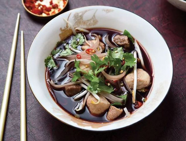 Phở Thái &#40;Kuaytiaw Reua&#41;: Món phở Thái ngon, cay này được tăng cường bằng những viên mọc được làm bằng thịt heo xay nhuyễn.