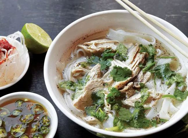 Phở gà kiểu Hanoi: Món ăn này được đầu bếp Bowien chế biến với nước dùng gà cùng thịt gà luộc và mang hương vị khá ngon.