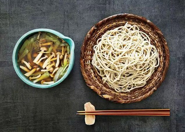 Mì lạnh Soba với Nấm: Đối với món mì này, hãy nhúng mì lạnh vào nước dùng nóng, sau đó thưởng thức ngay, rất ngon.