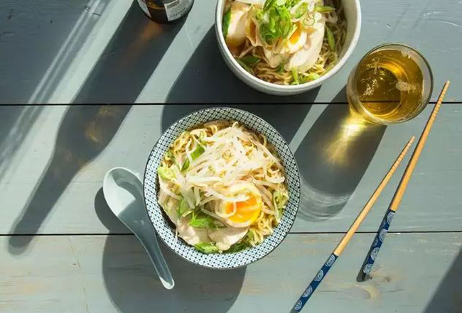 Ramen gà: Nước dùng là nước hầm gà và mì ramen tươi, ức gà luộc, trứng, đậu nành mềm…tất cả tạo ra một bát mỳ tuyệt vời.