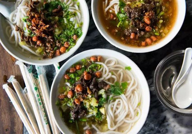 Hainan Rice Noodle Soup: Món ăn nhìn rất hấp dẫn này là một món ăn chủ yếu tại &nbsp;các quầy hàng thức ăn đường phố ban đêm ở Wenchang với nguyên liệu chính là mì được cán bằng tay rất dài và dai.