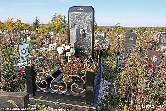 Bia mộ hình iPhone khổng lồ nổi bật trong nghĩa trang ở Nga - 1