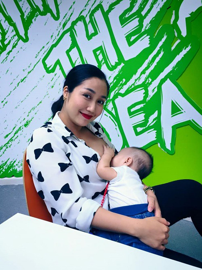 Ốc Thanh Vân là bà mẹ có thói quen khoe ảnh cho con bú lên mạng xã hội. 