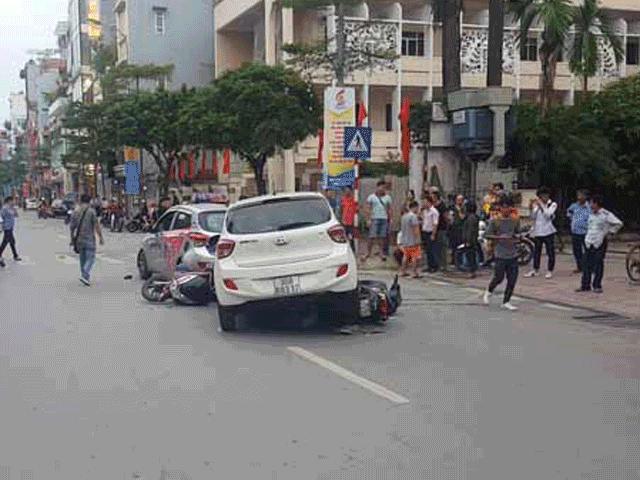 HN: 7 ô tô, xe máy đâm nhau trên phố Tôn Đức Thắng, nhiều người bị thương